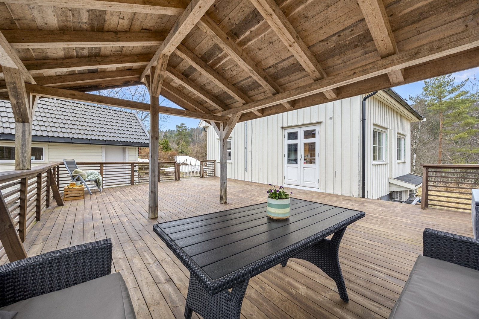 Solrik uteplass med sol fra tidlig morgen til ca. kl. 19:30 midtsommers Galleribilde