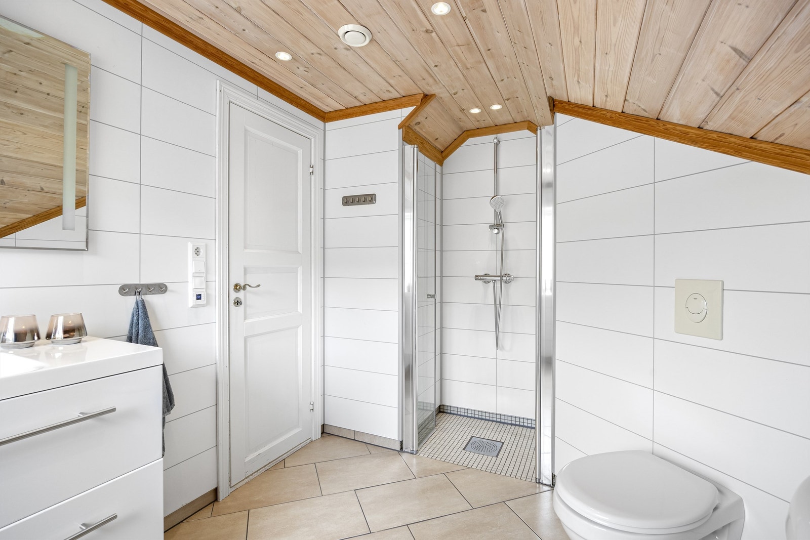 Det er fliser og varmekabler i gulv på badet Galleribilde