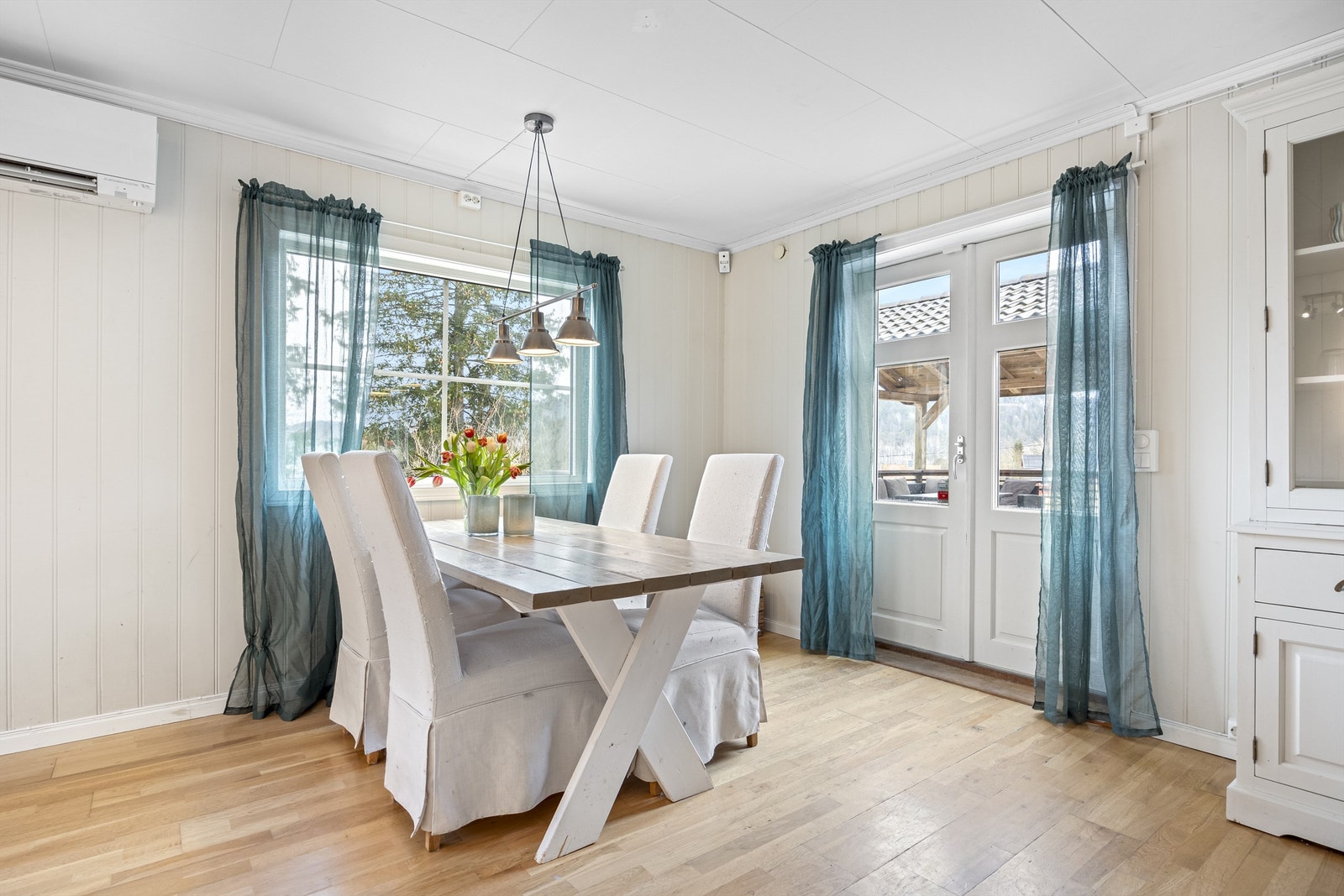 Det er parkett på gulv og panel på vegger, samt nyere vinduer Galleribilde