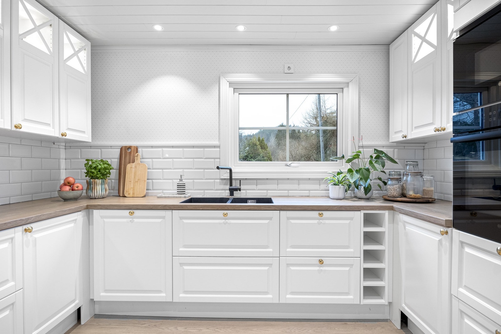 Integrerte hvitevarer på kjøkken følger med i handelen! Galleribilde