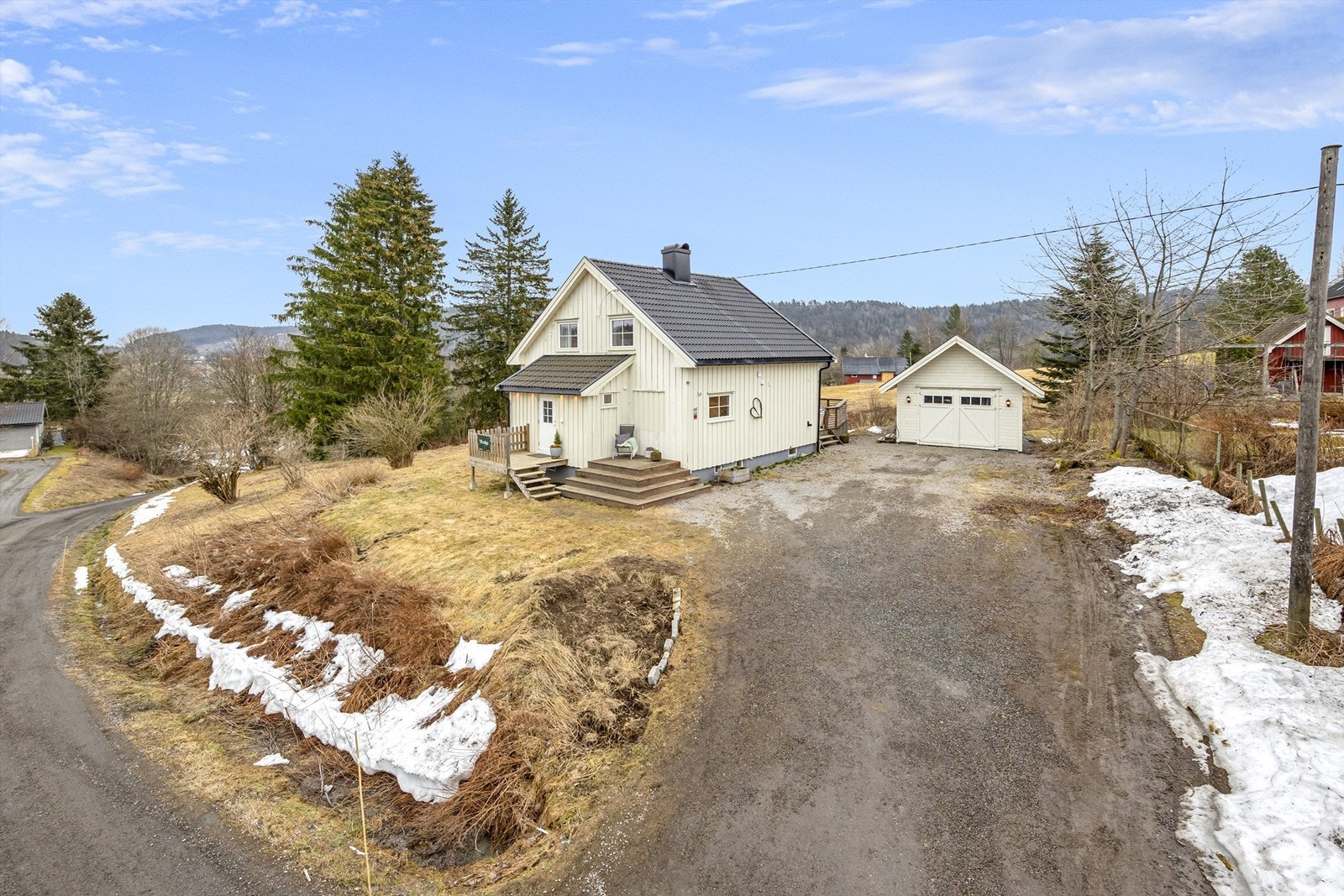 Landlig og sentral enebolig med garasje og hage! Galleribilde