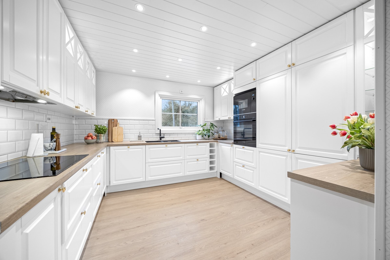 Kjøkkenet ble satt inn med nytt gulv i 2022 Galleribilde