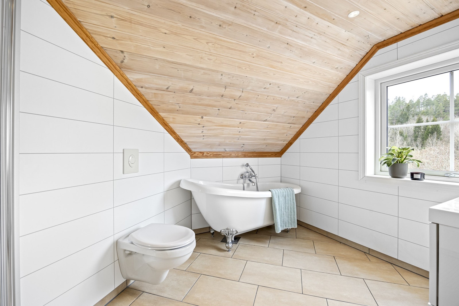 Baderom fra ca. 2011 (forrige eier pusset opp) Galleribilde