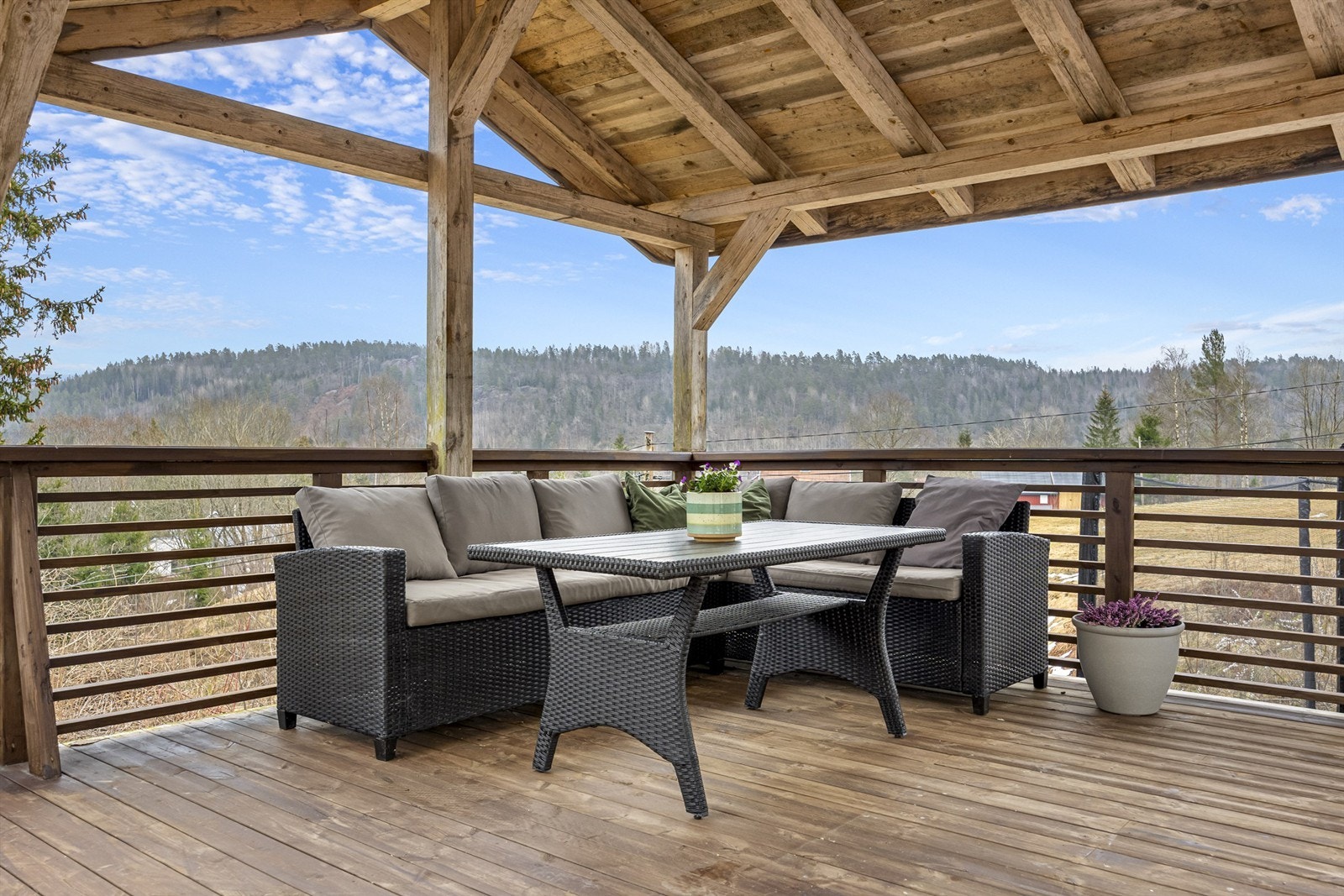 Terrassen er forsterket i det ene hjørnet, klart til å sette jacuzzi hvis ny eier ønsker det. Galleribilde