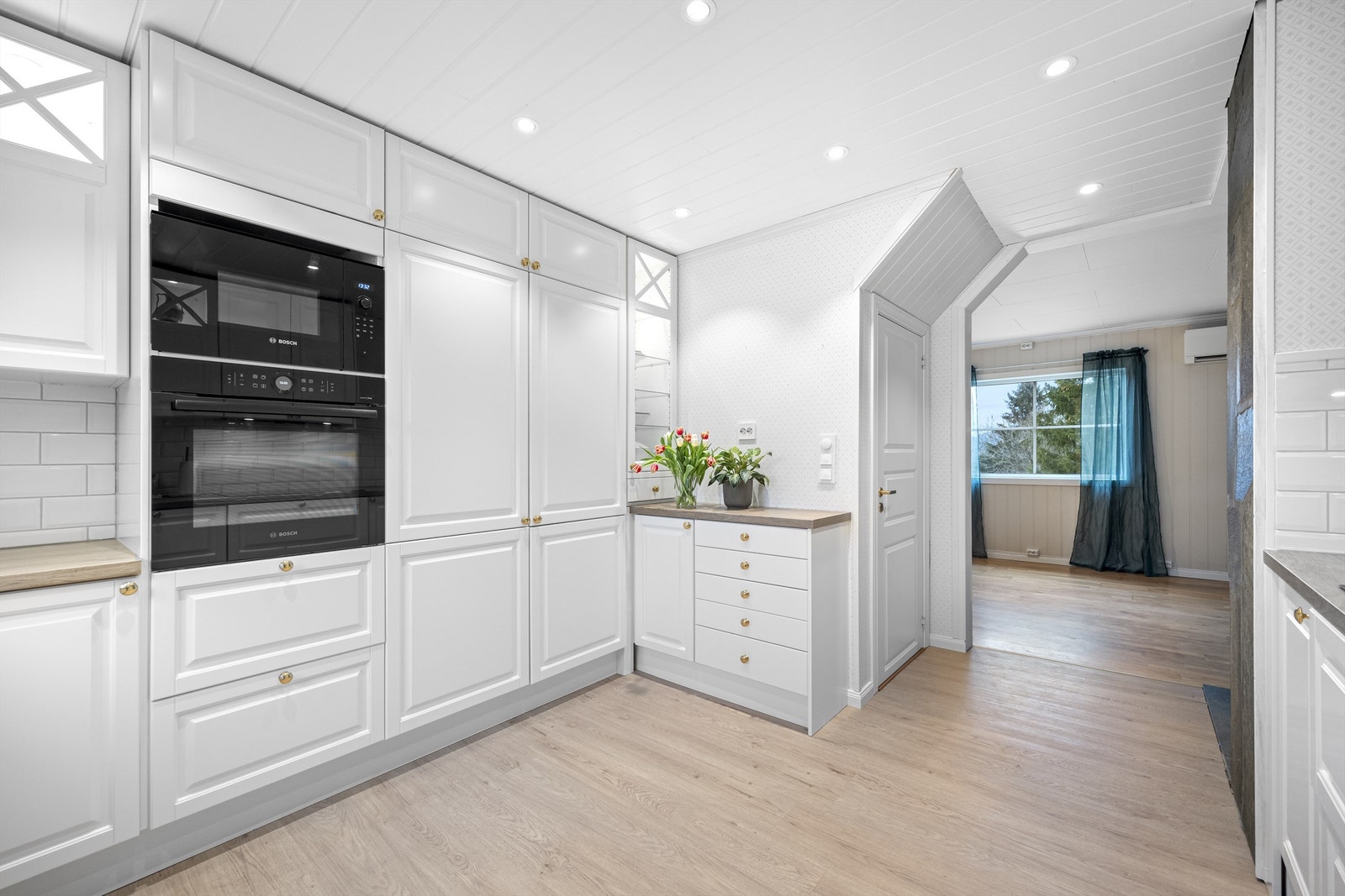 Nydelig kjøkken fra Epoq med flere påkostninger og lys i skap Galleribilde