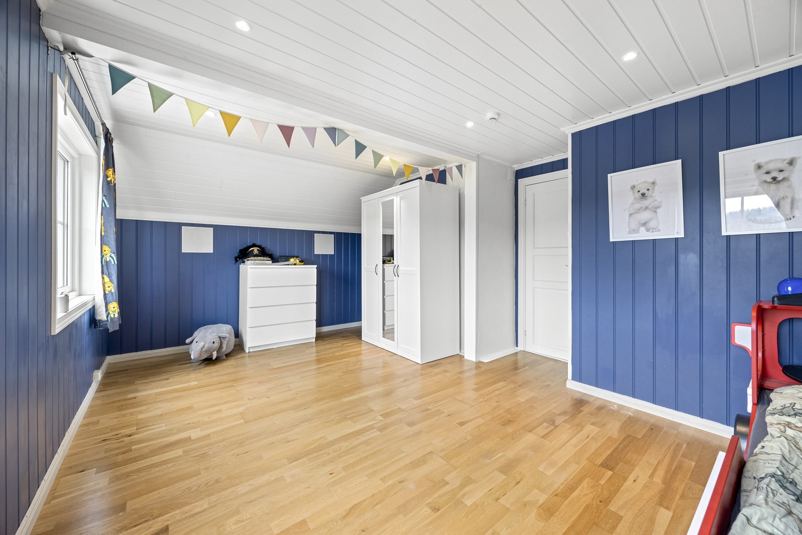 Det er muligheter for å sette opp en lettvegg for å ha tre fullverdige soverom i boligen. Galleribilde