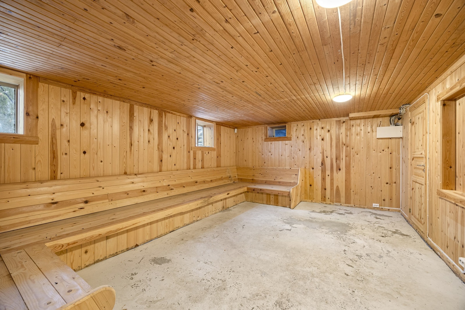 Kjellerstue/bod med vinduer som er klare for utskiftning - Det er ikke målt forhøyede fuktverdier av takstmann, men observert fuktmerker i kjeller Galleribilde