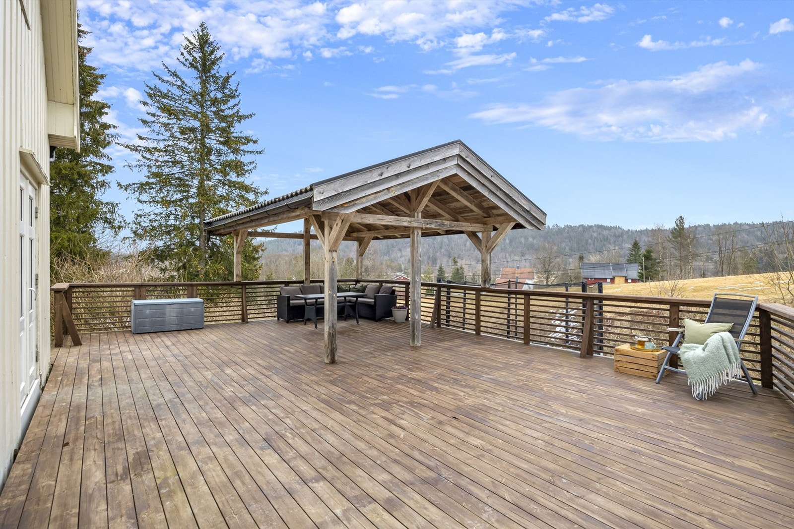 Stor terrasse på ca. 60m² med halvtekke til sene sommerkvelder.. Galleribilde