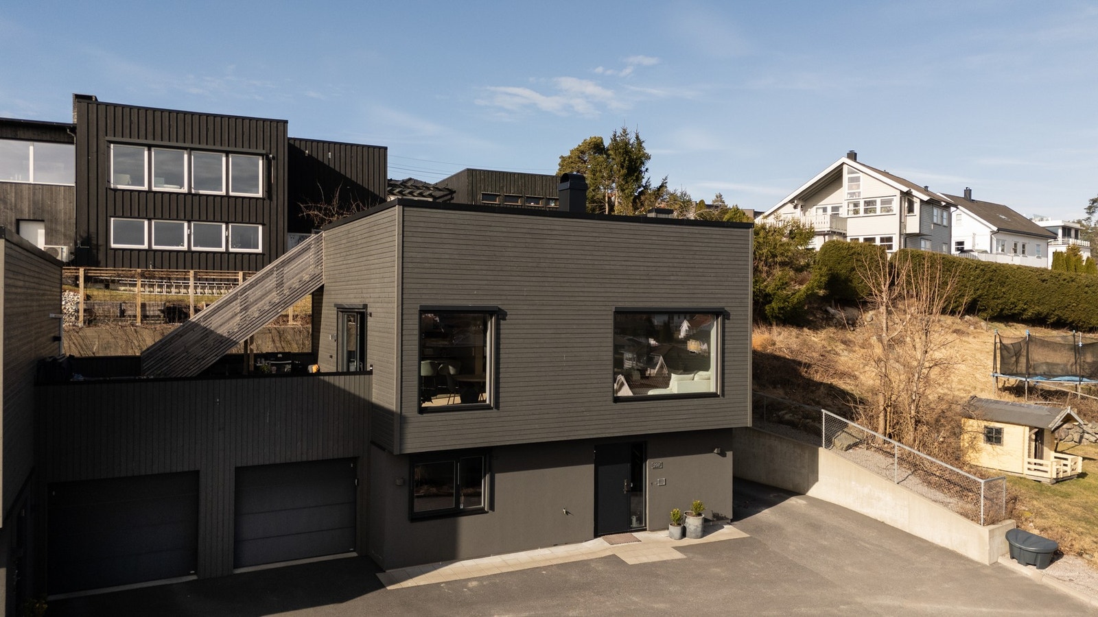Det er parkering i garasje hvor det også er lader for elbil. Galleribilde