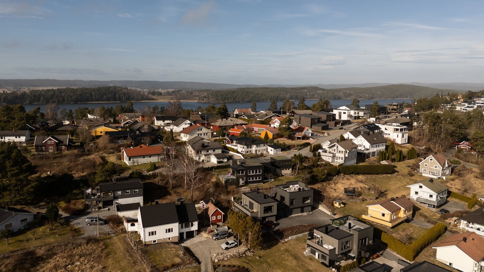 Det er kort avstand til barnehager, skoler, butikker,
idrettsanlegg og Tunejordet med sine kjøpesenter. Galleribilde