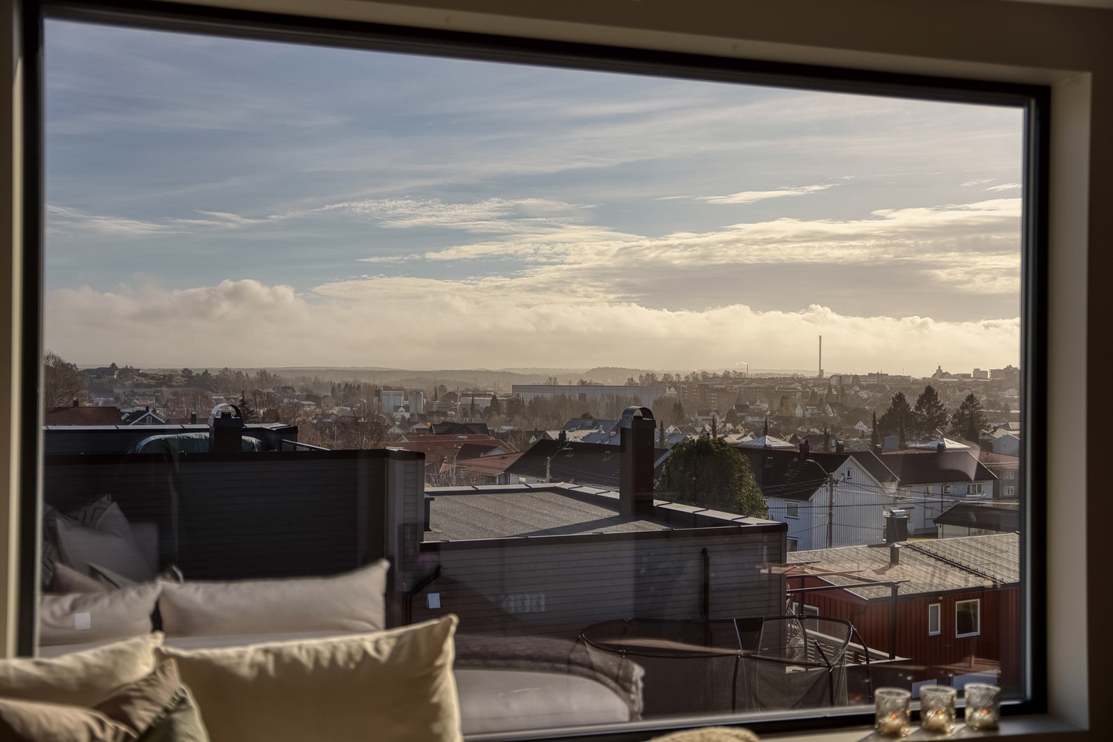 Store vinduer med utvendige screens gir både lys, solskjerming og en fantastisk utsikt. Galleribilde