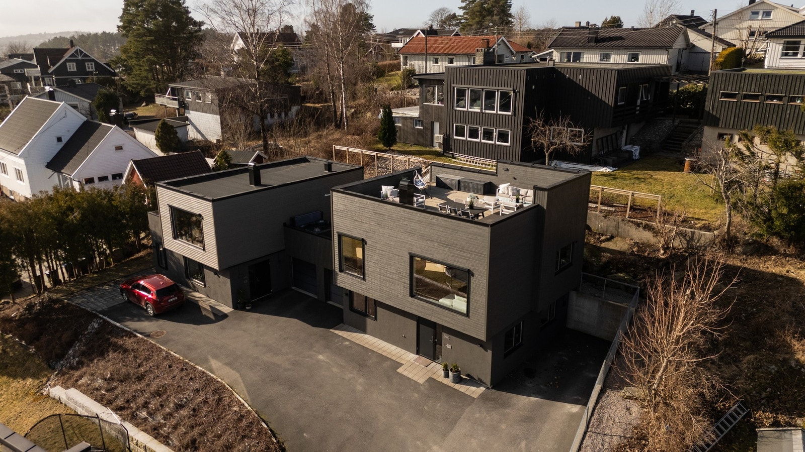 Tomten er felles for sameiet og er opparbeidet med gressplen og diverse. Det er asfalterte trafikkarealer. Galleribilde