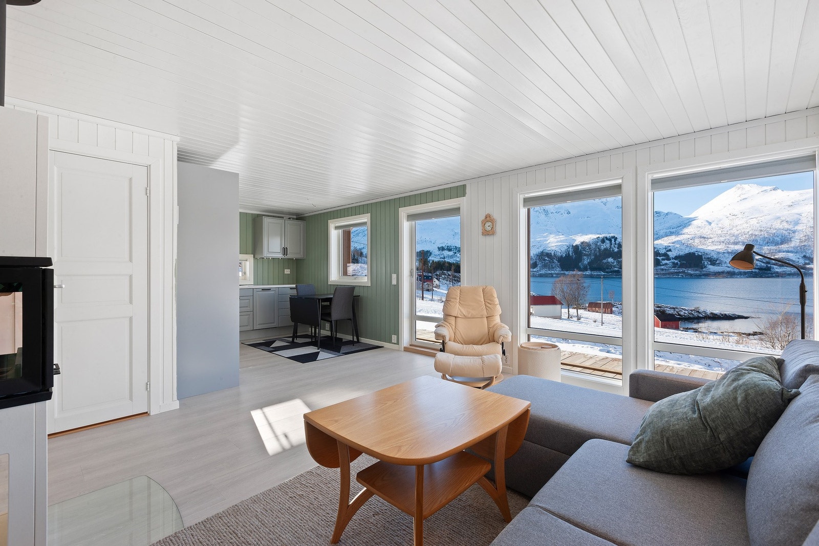 Det er åpen løsning mellom stue og kjøkken som gjør det enkelt å holde samtalen gående mens man lager mat. Galleribilde