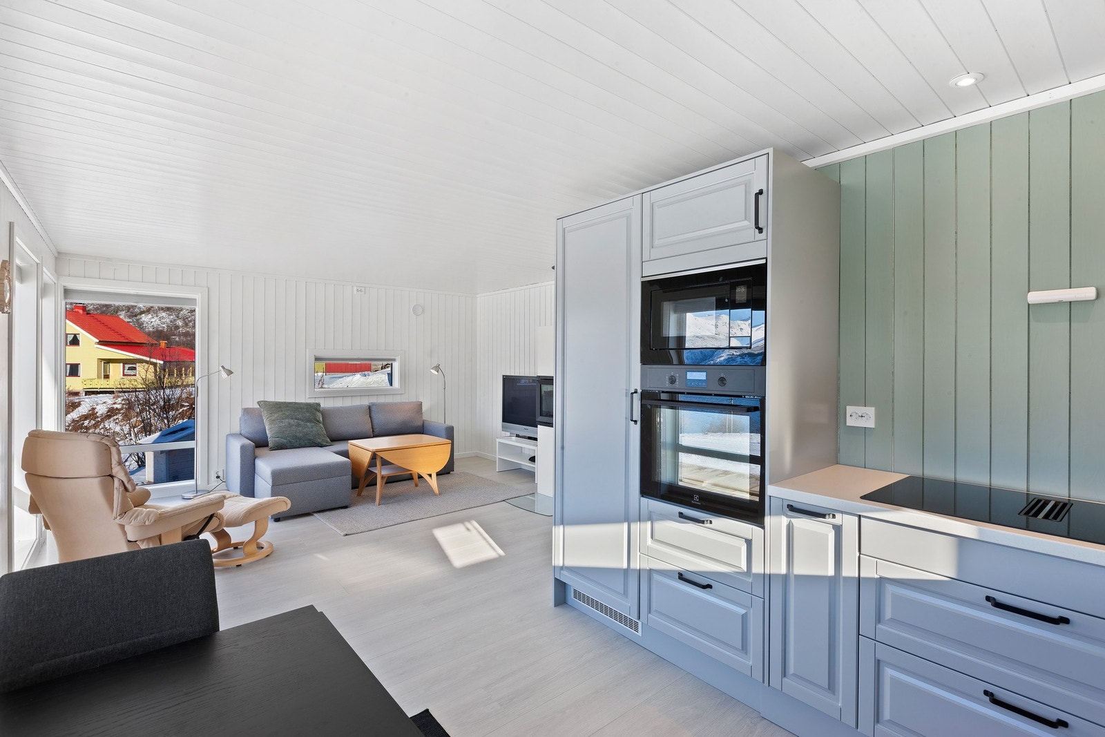 Det er godt med oppbevaringsplass i skuffer og overskap. Galleribilde