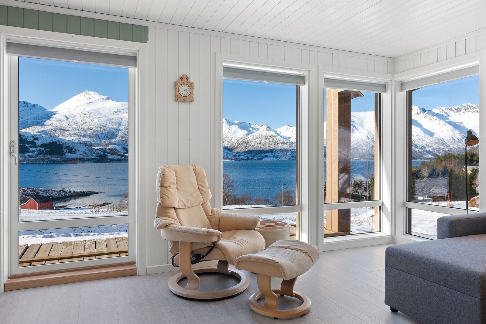 Store vindusflater fra gulv til tak gir godt med lysinnslipp og mulighet til å nyte den flotte utsikten. Galleribilde