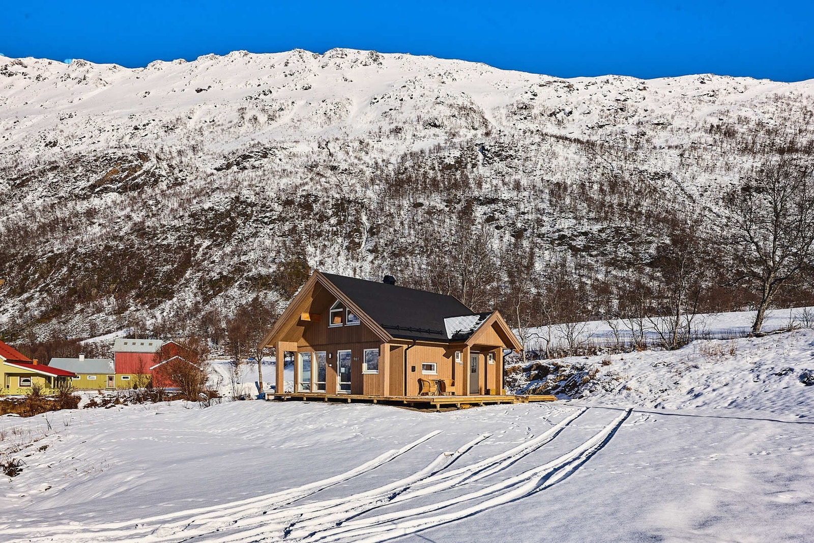 Fritidsboligen ligger fint til på en liten høyde. Galleribilde