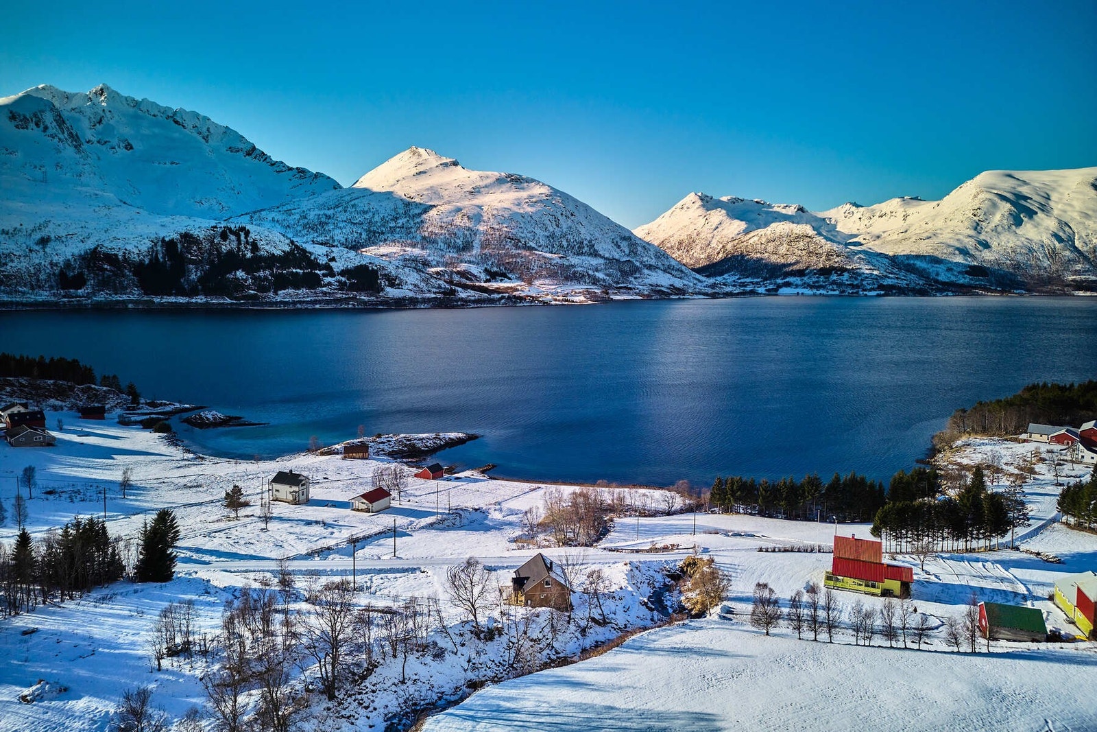 Eiendommen ligger idyllisk til i Gullesfjorden i Kvæfjord kommune i naturskjønne omgivelser med flott turterreng i umiddelbar nærhet. Galleribilde