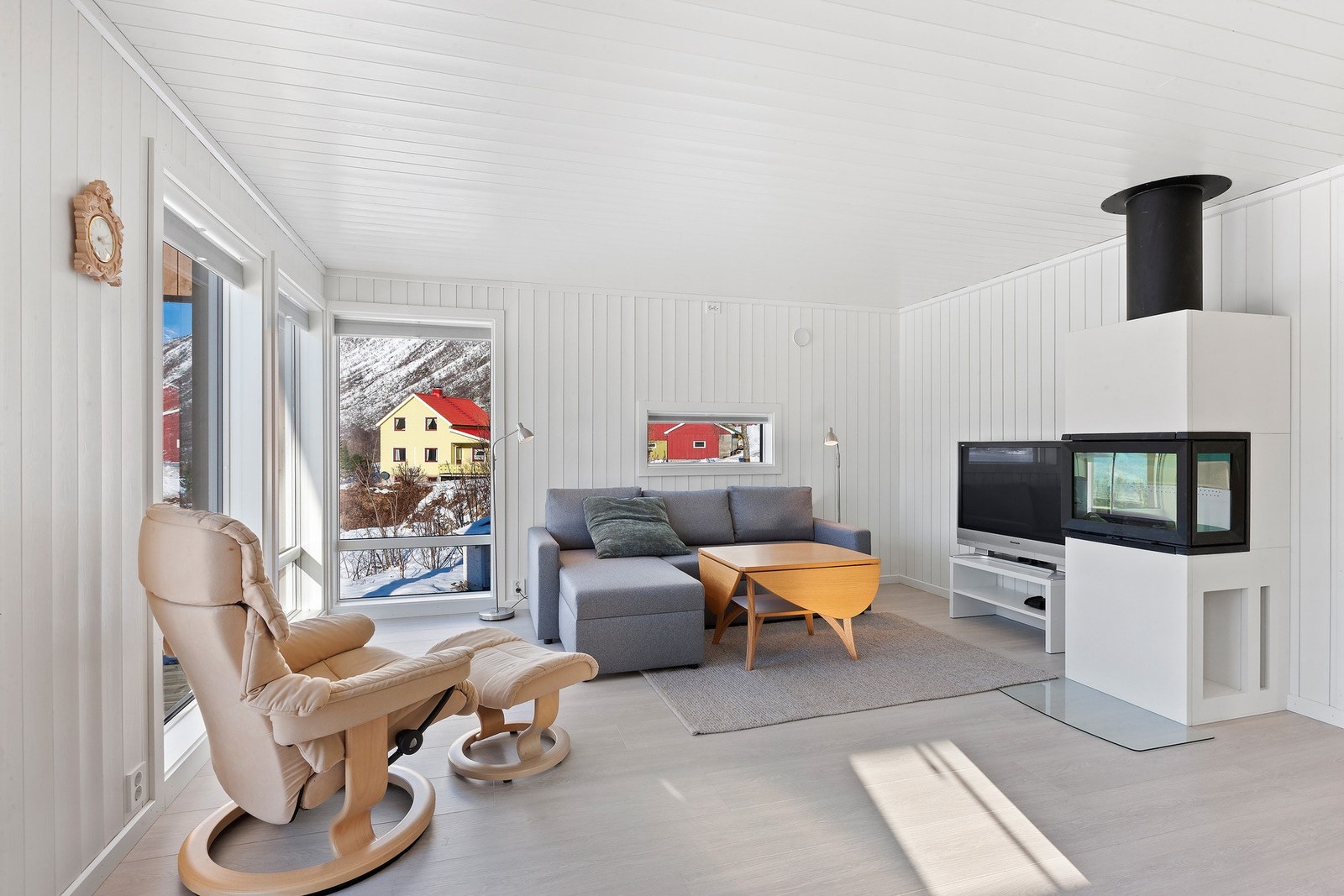 Moderne vedovn i stue som skaper en lun atmosfære på kalde høst og vinter dager. Galleribilde