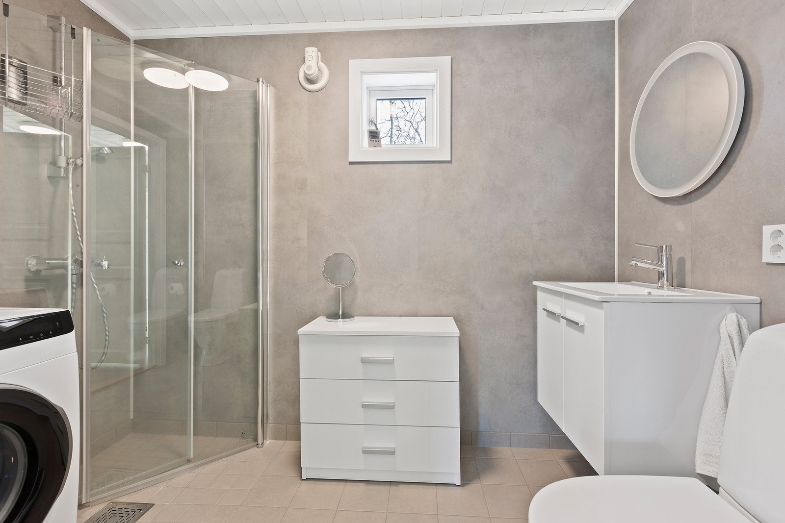 Bad/vaskerom er utført i tiltalende farge og overflater. Galleribilde