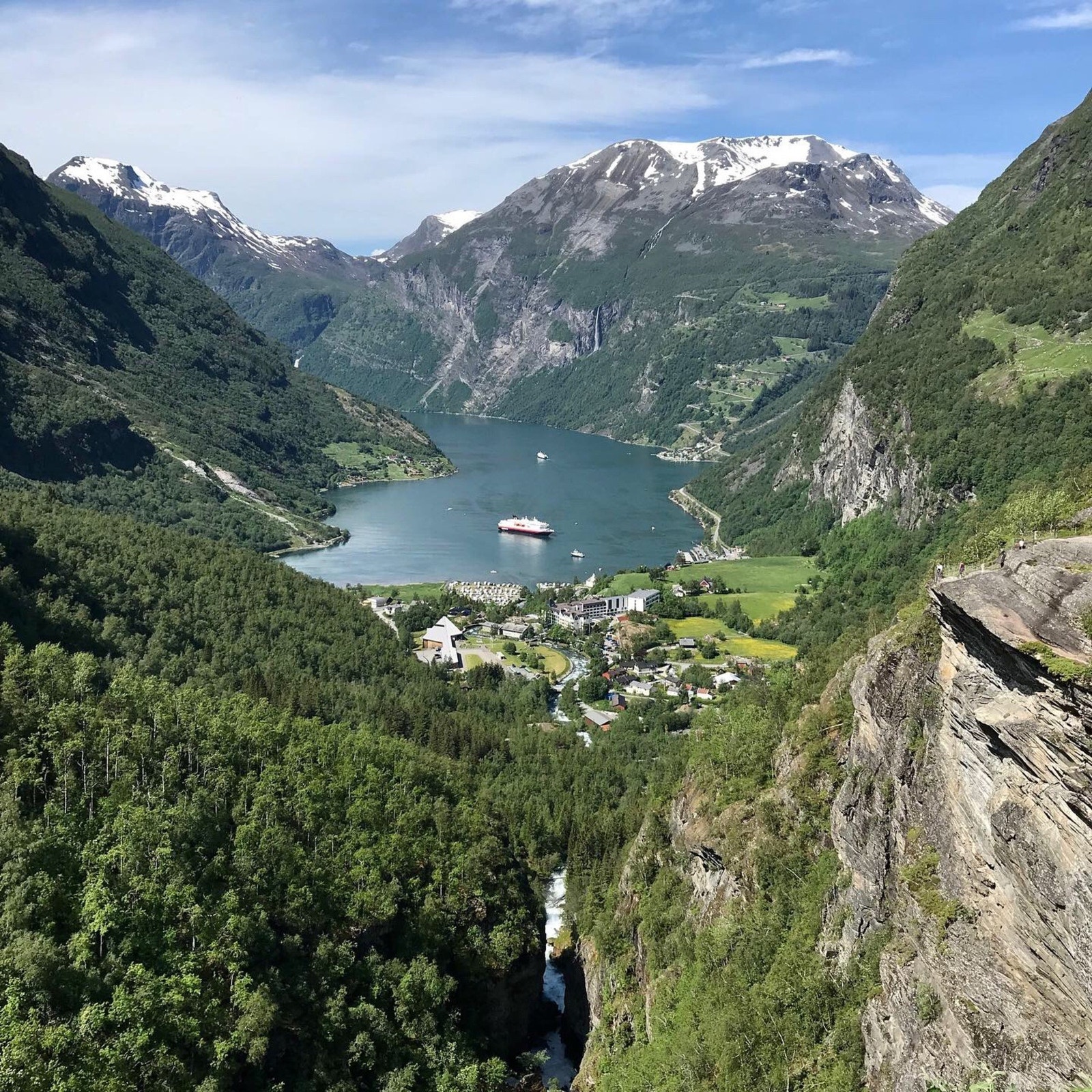 Vakre Geiranger ligger også i nærheten for dagsturer fra hytta Galleribilde
