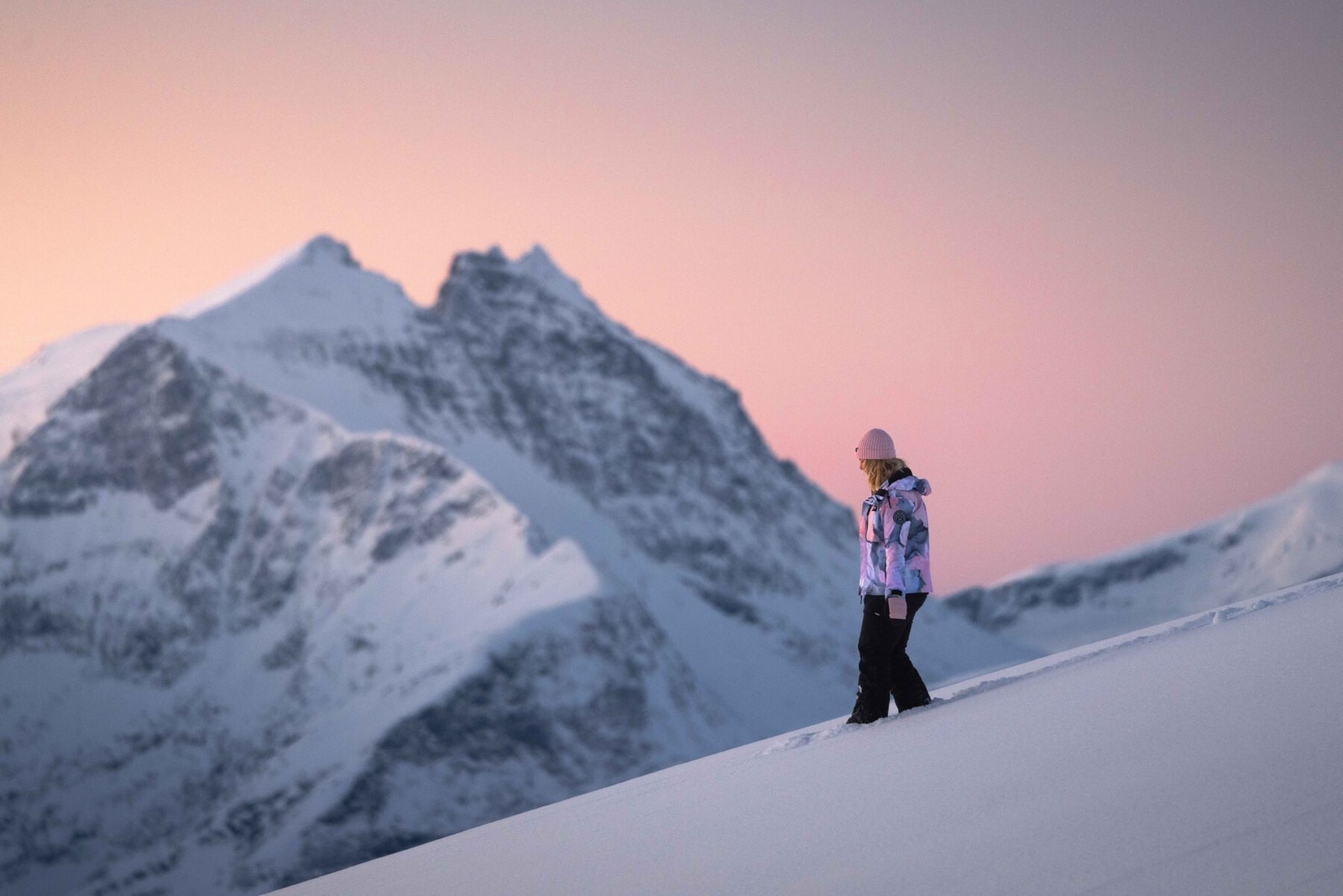Soloppgang på Roaldshornet - Tenk å starte dagen her nedover i puddersnø! Foto Jumi Creative Galleribilde