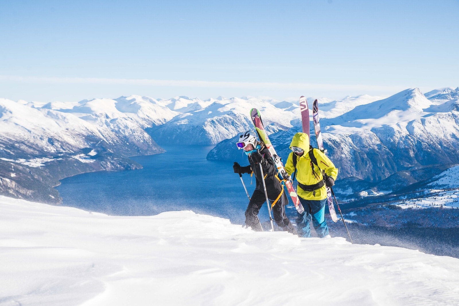 Skikjøring fra Roaldshornet - området er et eldorado for toppturentusiaster! Foto Christian Remøy Galleribilde