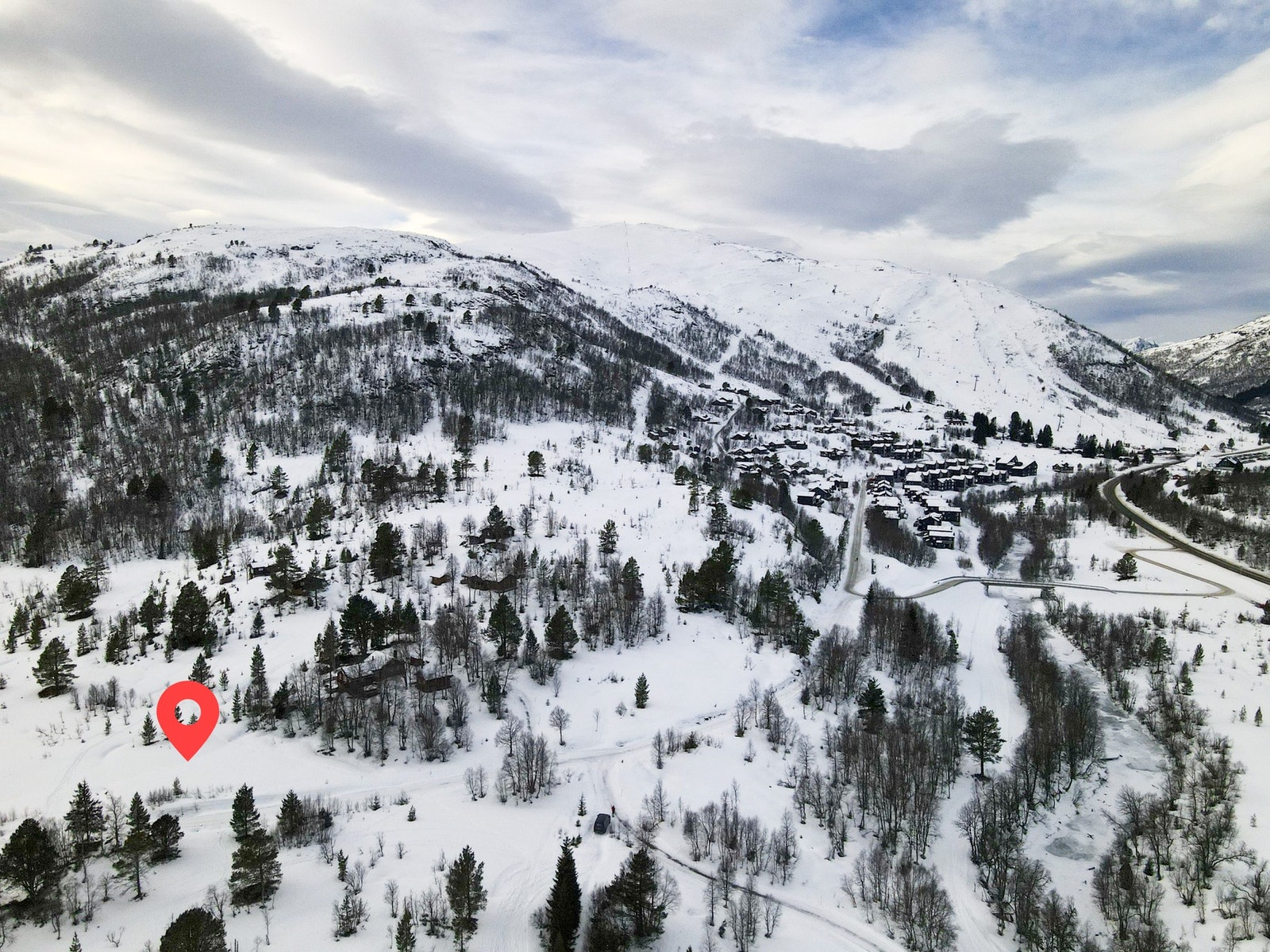Dronefoto over tomteområdet (ca plassering) Fra Furset-siden i alpinanlegget kan du kjøre ski-in til hytteområdet Galleribilde