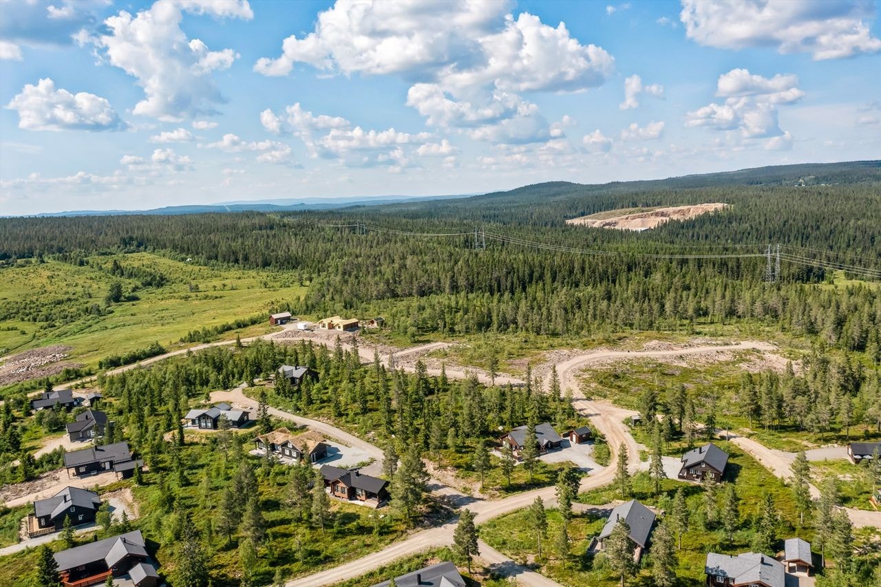Det er flombelyst akebakke, samt en gruset natursti med gapahuker og grillplasser i nærområdet. Gode jakt og fiske muligheter. Det er milevis med fine sykkelveier innover i fjellet, eller på asfalterte veier i Hamarregionen. . Galleribilde