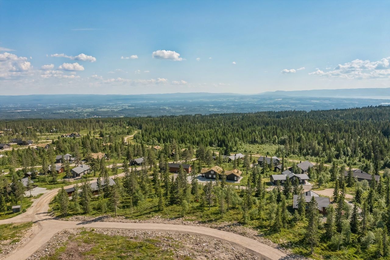 Lett og fint turterreng, tilgang til 500 km med oppkjørte løyper rett utenfor hyttedøra vinterstid, lysløype 12 km og 3 km og omtrent like mange km med sommerstier. Galleribilde