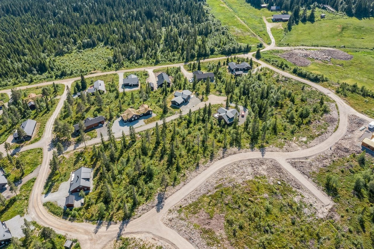 Eiendommen har adkomst via privat helårsveg. Vegadkomsten er sikret gjennom tinglyste rettigheter. Galleribilde