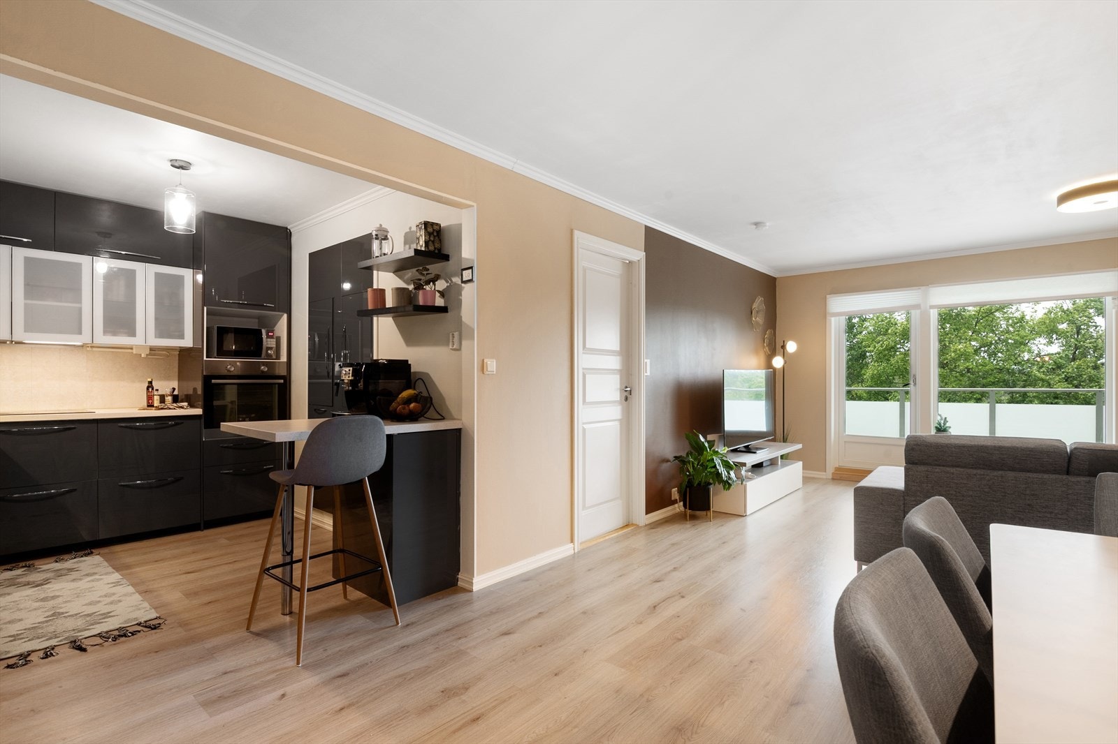 Den åpne stue- og kjøkkenløsningen innbyr til sosiale sammenkomster. Galleribilde