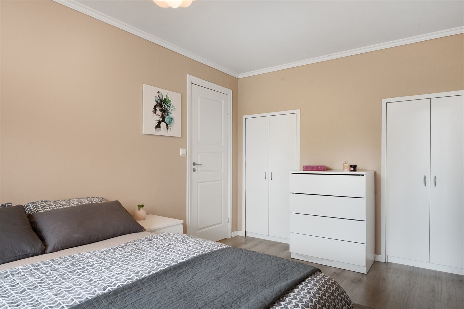 Soverommet har to innebygde garderobeskap og plass til ytterligere garderobemøblement ved behov. Galleribilde