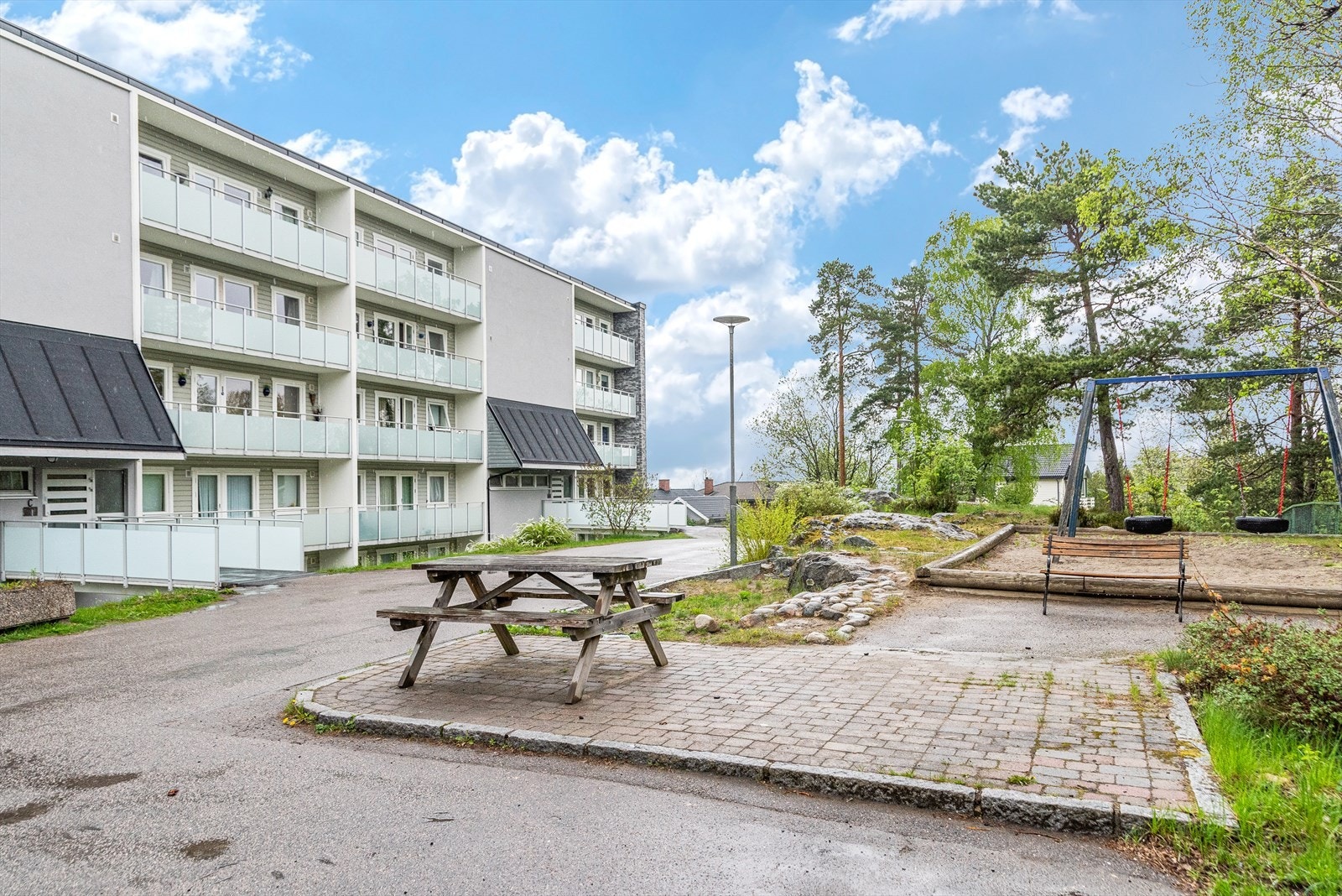 Fellesarealene er pent opparbeidet med steinbelagte partier, gressplen og div. beplantning. Galleribilde