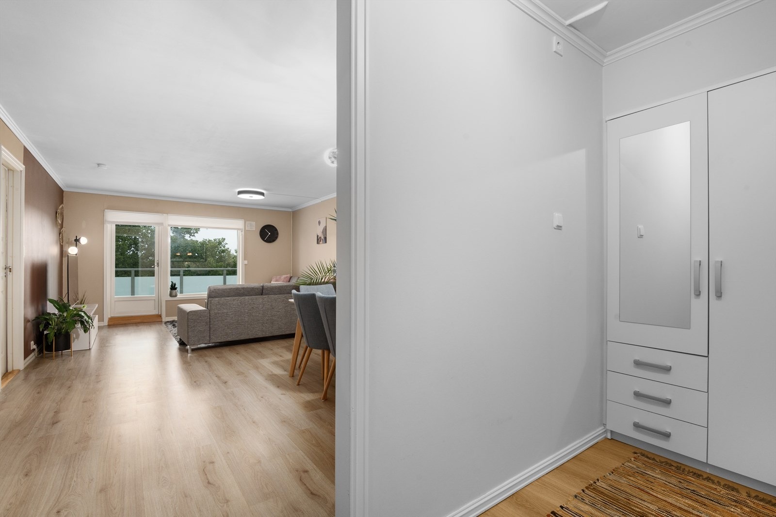 Entreen er lys og åpen med plass til oppheng av yttertøyet og garderober. Galleribilde