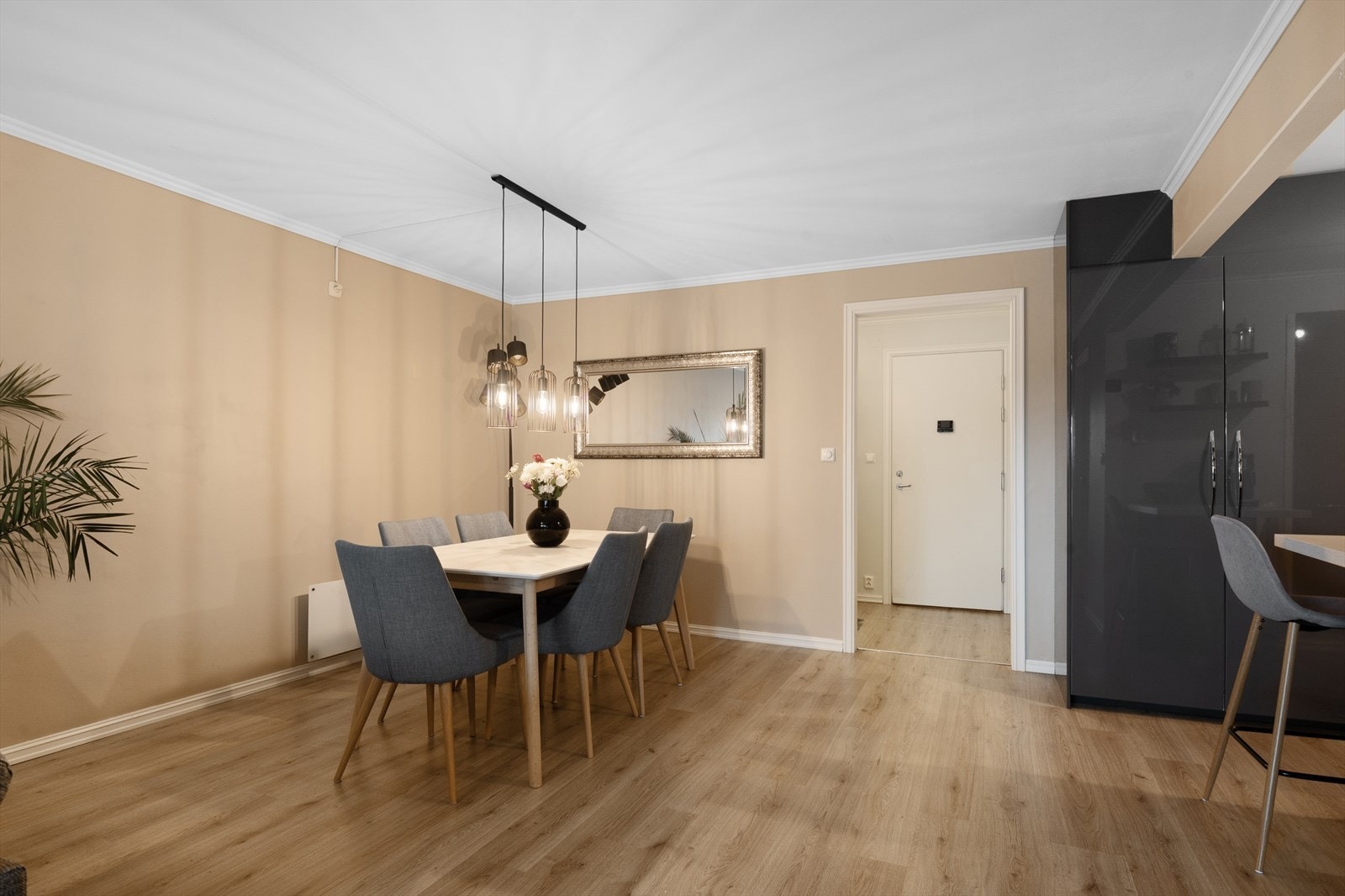 Dagens spisestue er naturlig plassert i sone mellom stue og kjøkken. Galleribilde