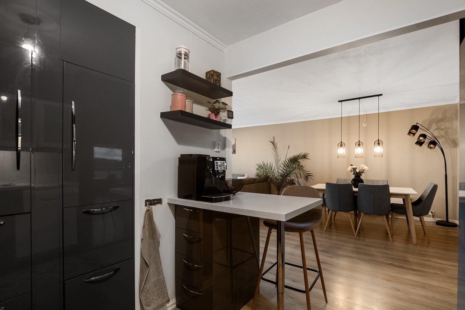 På vegg mot soverom er det innebygde skap og skuffer for maks utnyttelse av gulvarealet på kjøkkenet. Galleribilde