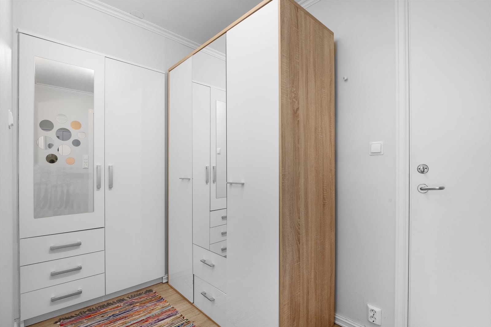 I gangen er det innebygd garderobe med skap og skuffer samt plass for frittstående garderobeskap. Galleribilde