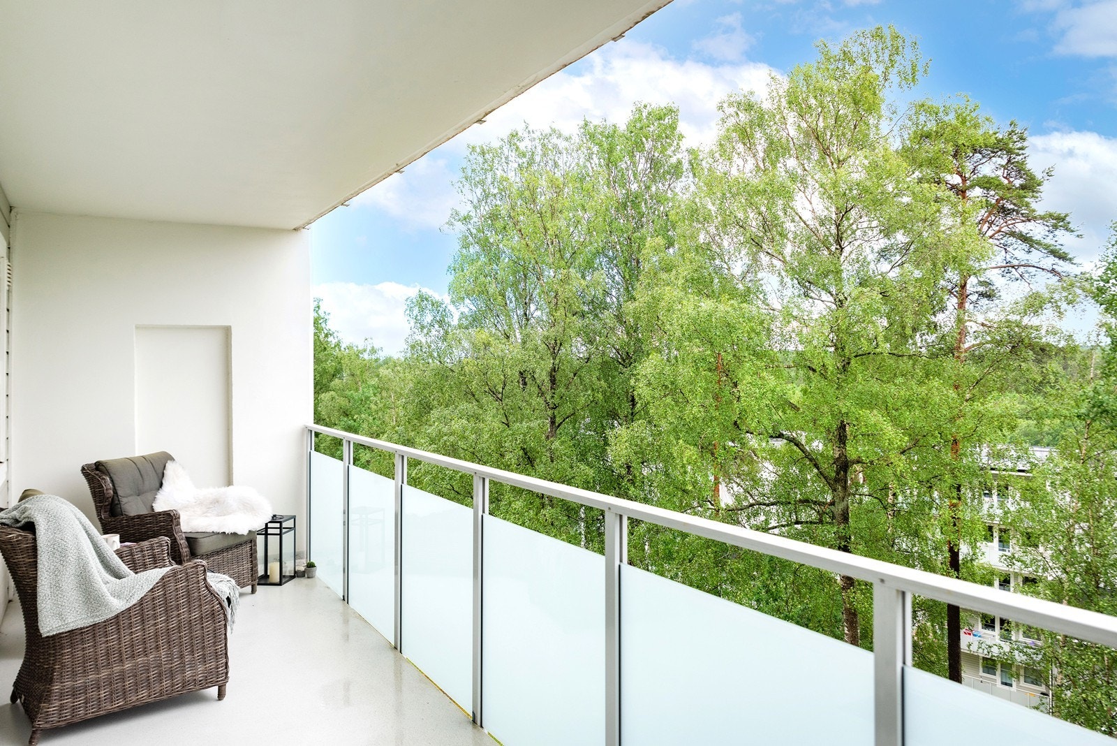 Balkongen er overbygd for le mot vær og ble oppgradert i regi av borettslaget for noen år tilbake. Galleribilde