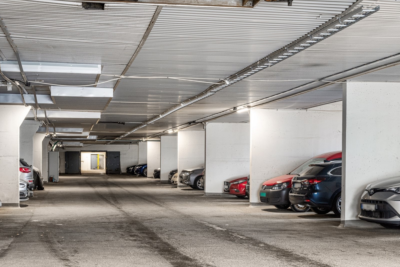 Det medfølger parkeringsplass i garasjeanlegg med ladestasjon. Borettslaget har avtale med Elaway for ladeabonnement. Galleribilde