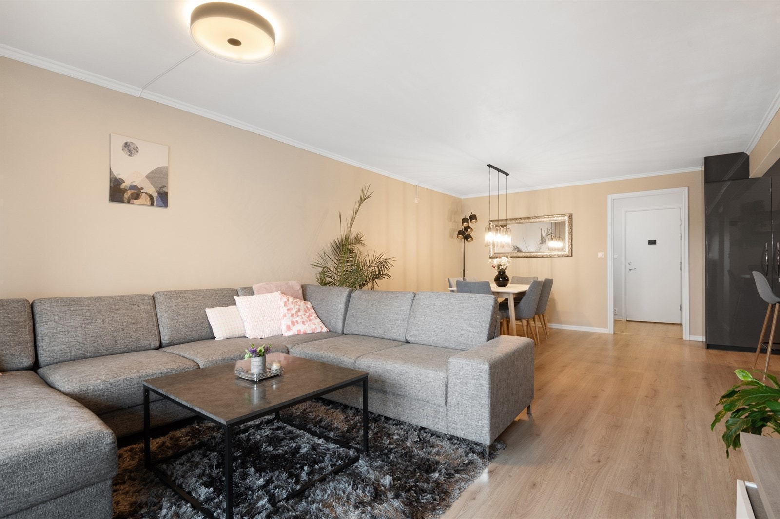 Stuen er romslig med god plass til både en stor sittegruppe og spisestue. Galleribilde