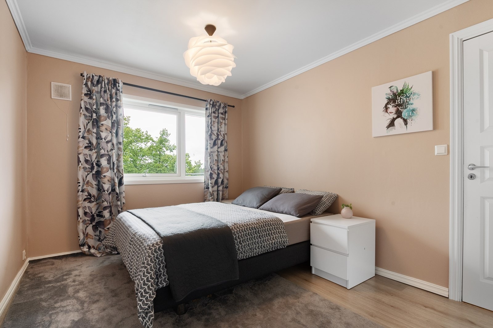 Soverommet har meget god størrelse og stort vindu med utsyn mot grønne trær på baksiden av bygget. Galleribilde