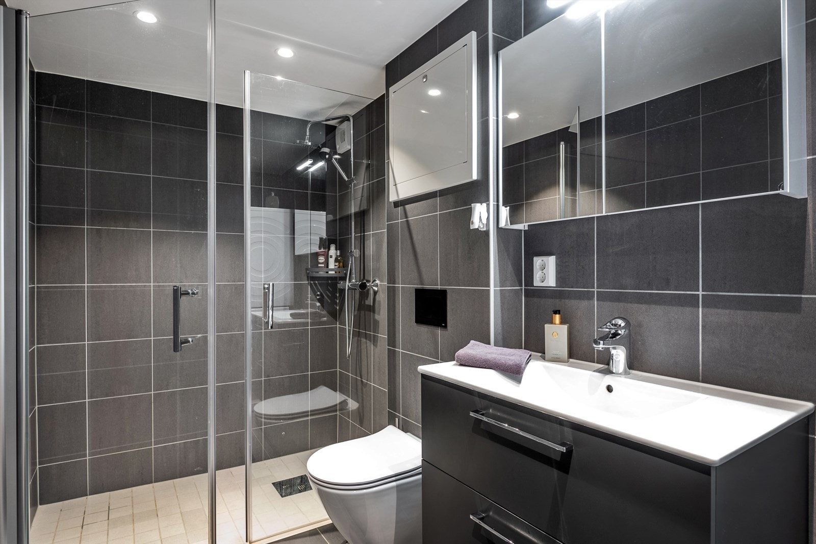 Badet ble renovert i 2023 i forbindelse med rørfornying i borettslaget. Et delikat rom med flislagte overflater, gulvvarme og downlights. Galleribilde