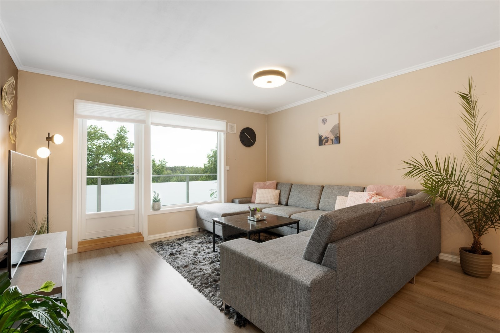 Boligen fremstår moderne med 1-stavs laminatgulv og slettmalte overflater. Galleribilde