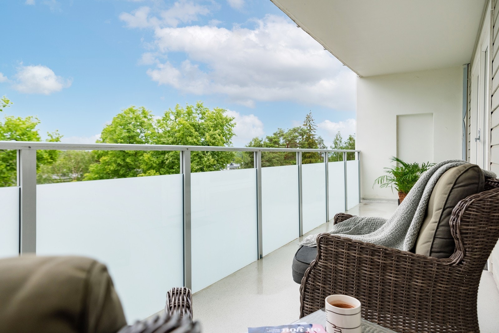 Balkongen er vendt mot vest som gir gode solforhold utover dagen og kvelden. Galleribilde