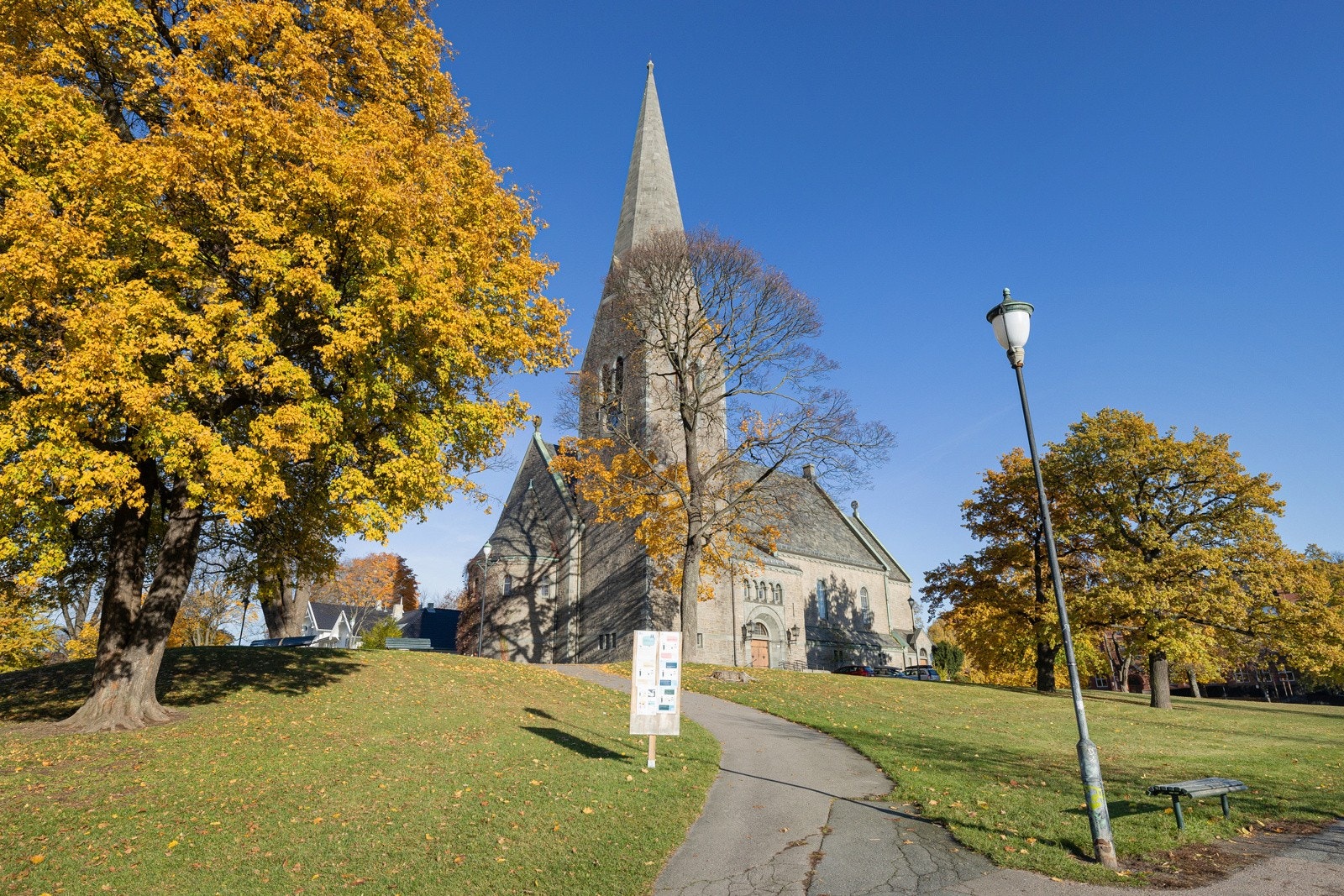 Vålerenga kirke og park ligger "rett utenfor døren" Galleribilde