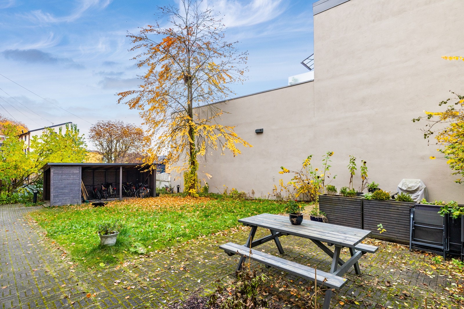 I bakgården er det også skur for sykkelparkering Galleribilde