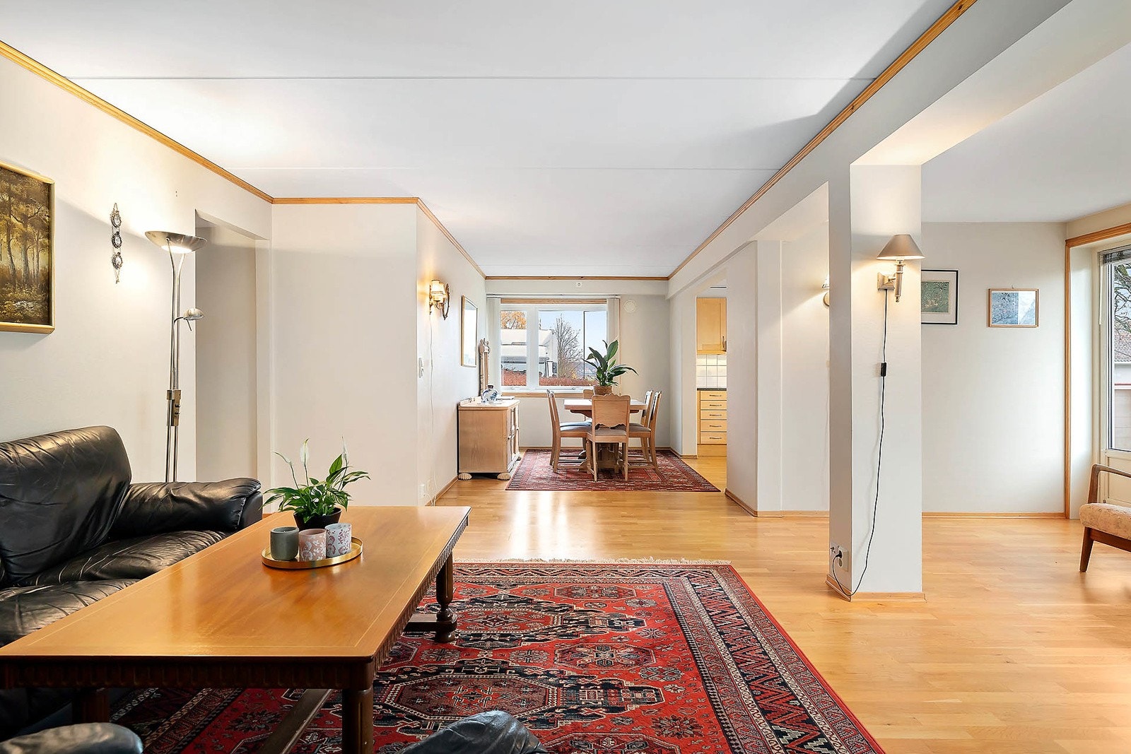 Det er plass for salong og spisestue Galleribilde