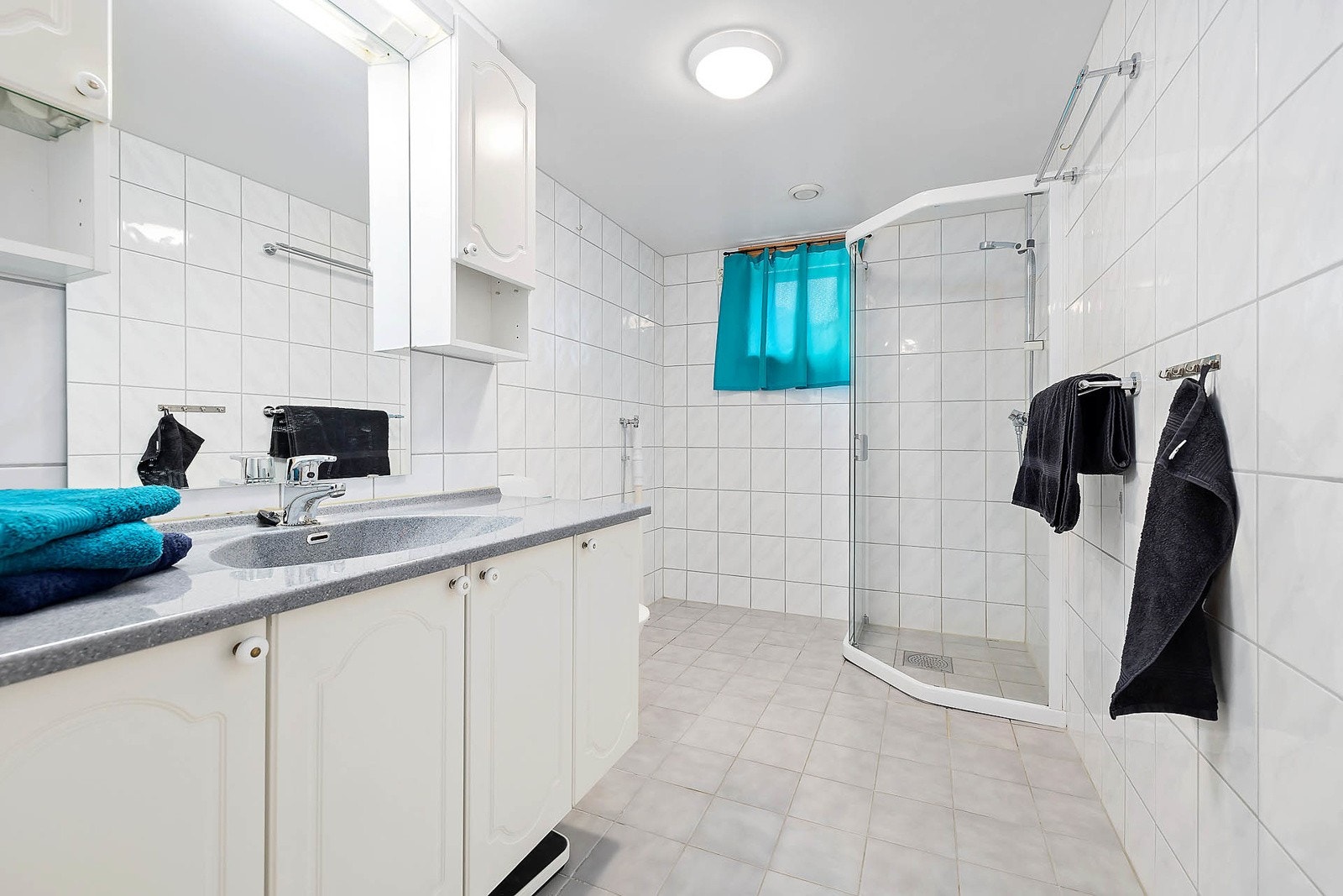 Bad med dushjørne Galleribilde