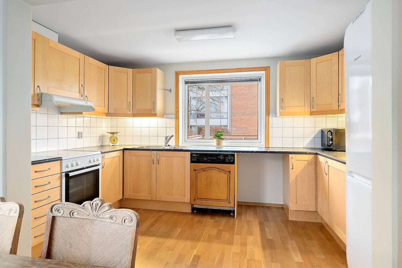 Kjøkken har godt med skapplass Galleribilde