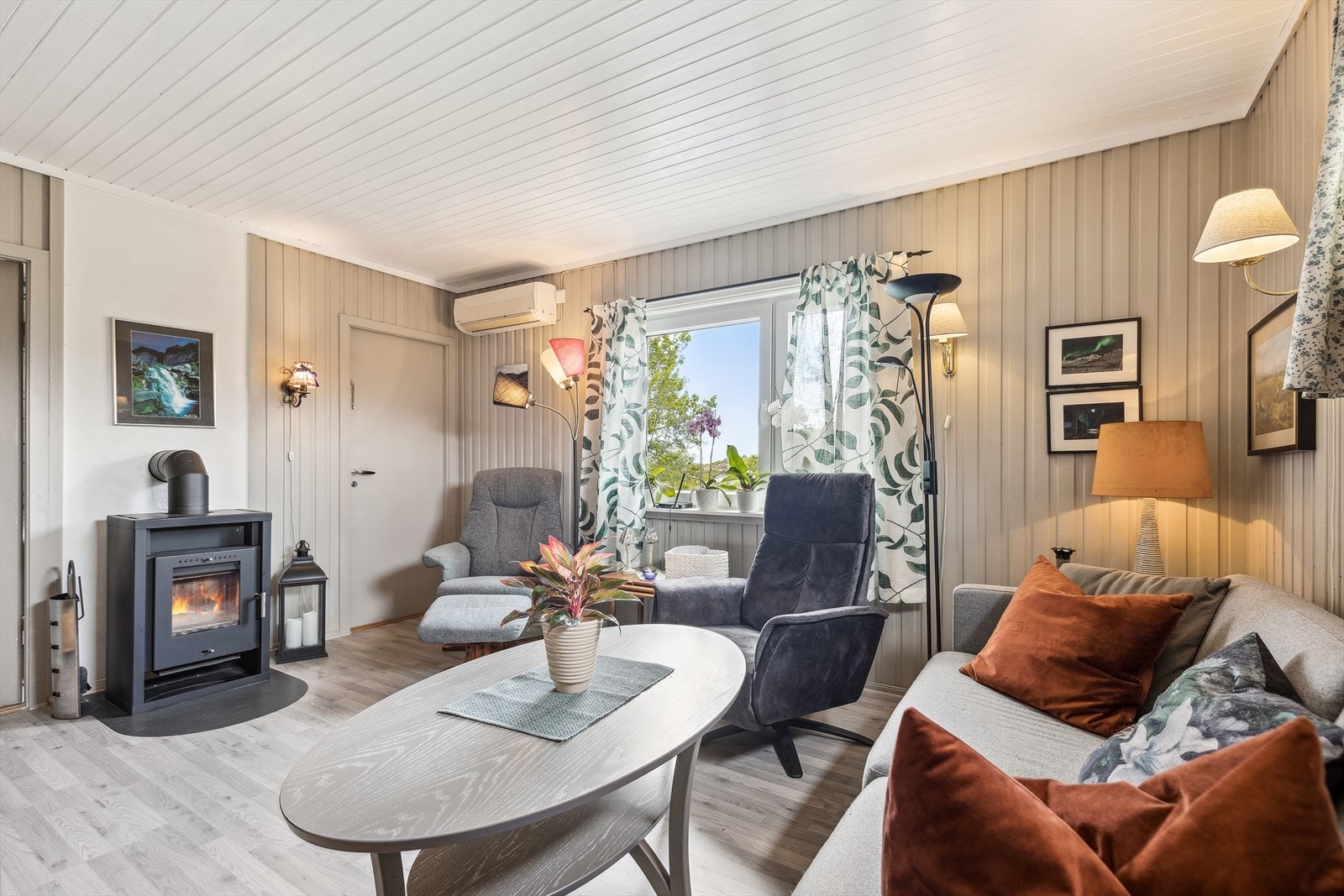 Her er det etablert både vedovn og varmepumpe, noe som bidrar til behagelig temperatur. Galleribilde